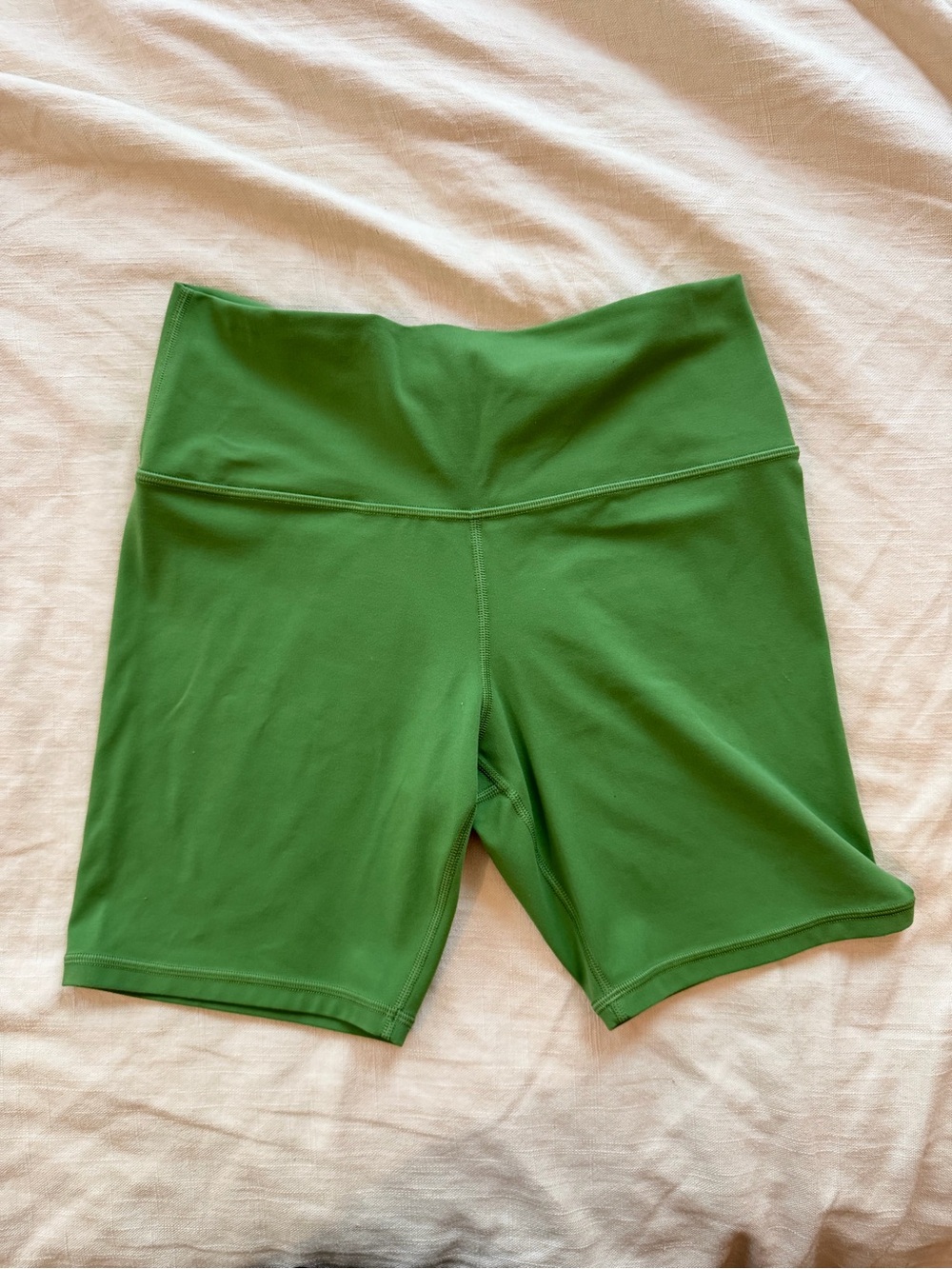 Athleta Transcend 7” short  size large  L
Bike shorts
